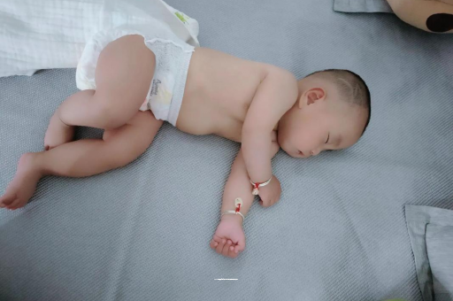 广东三个月宝宝抬头不稳